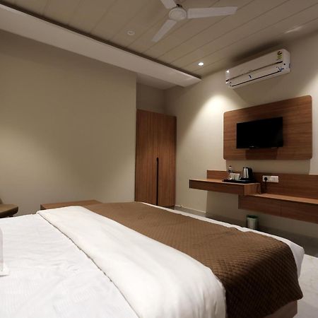 Hotel Regal Palm โมราดาบัด ภายนอก รูปภาพ