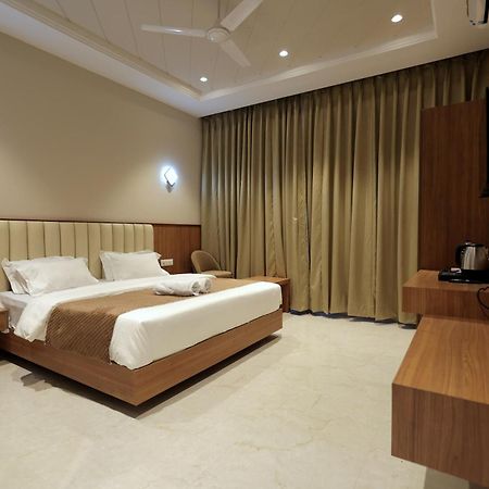 Hotel Regal Palm โมราดาบัด ภายนอก รูปภาพ