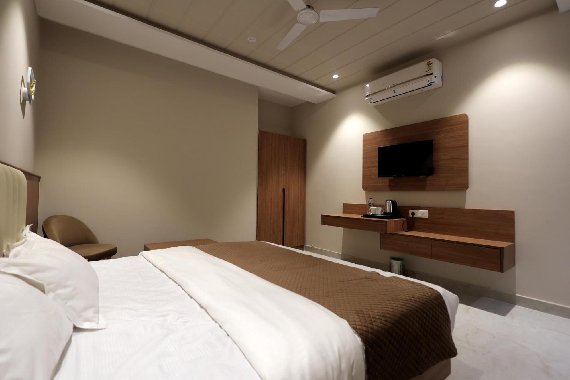 Hotel Regal Palm โมราดาบัด ภายนอก รูปภาพ