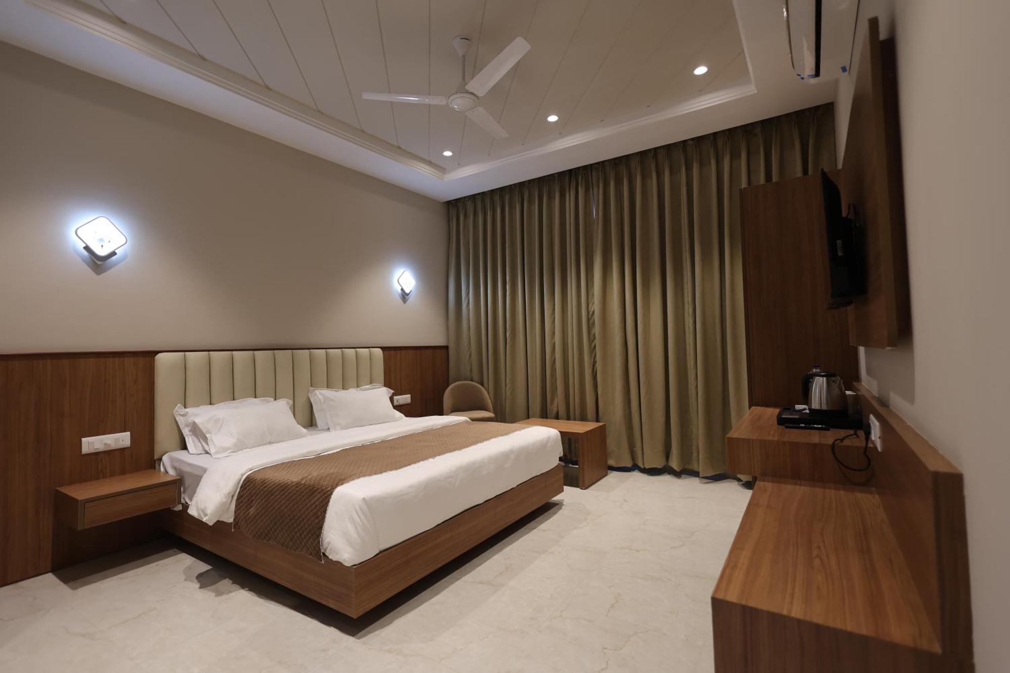 Hotel Regal Palm โมราดาบัด ภายนอก รูปภาพ