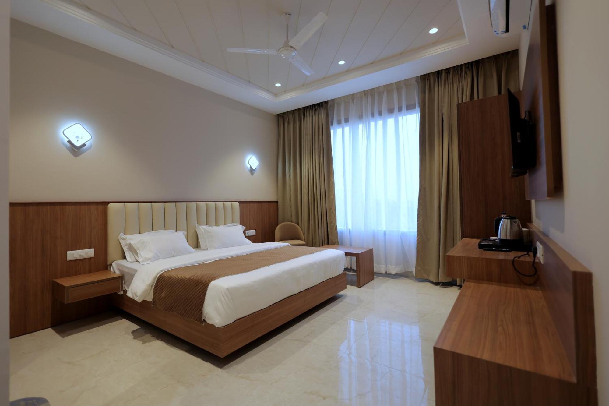 Hotel Regal Palm โมราดาบัด ภายนอก รูปภาพ