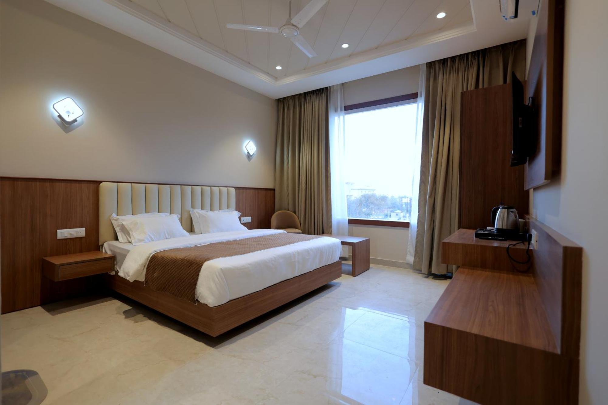 Hotel Regal Palm โมราดาบัด ภายนอก รูปภาพ