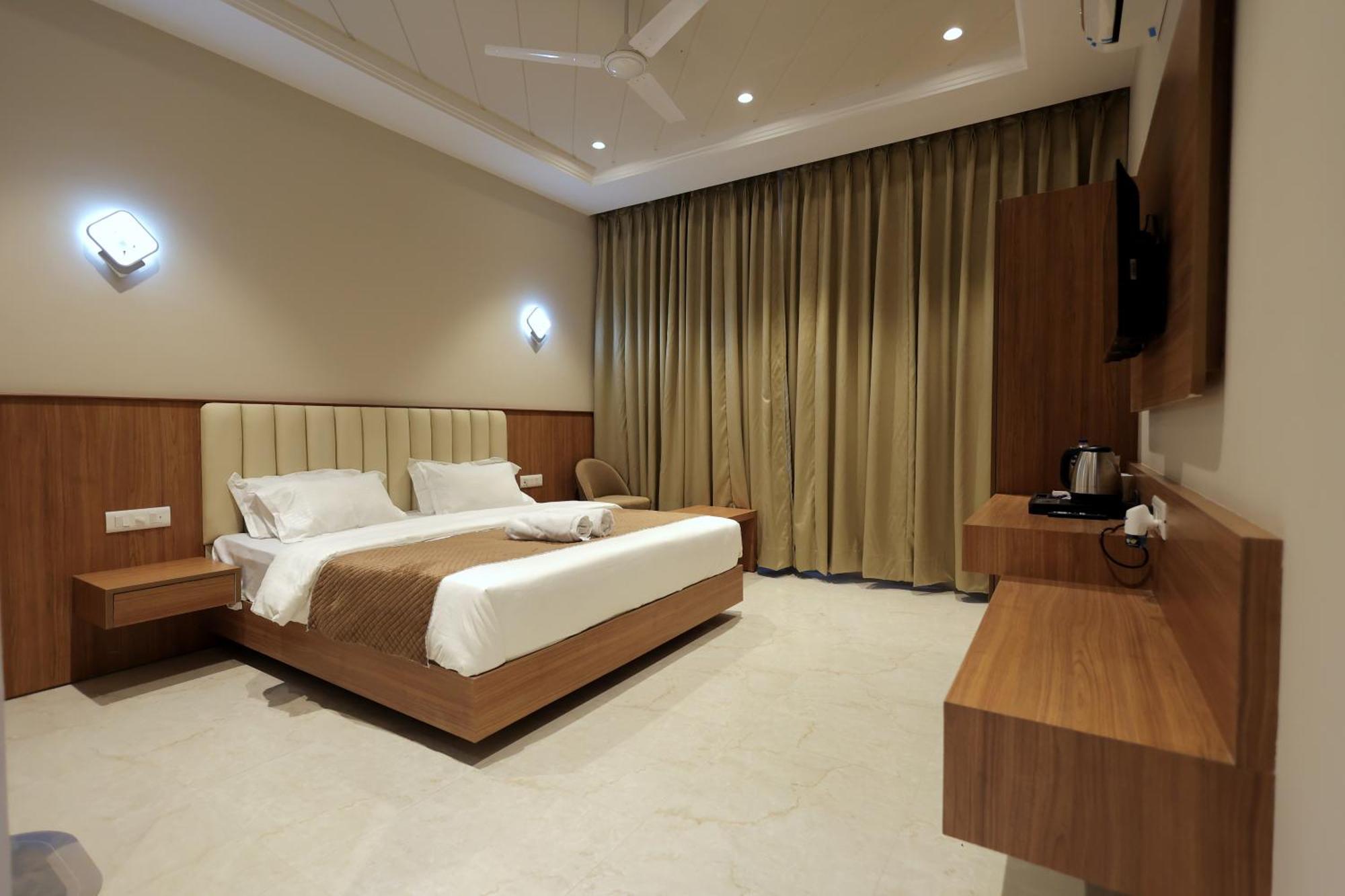 Hotel Regal Palm โมราดาบัด ภายนอก รูปภาพ